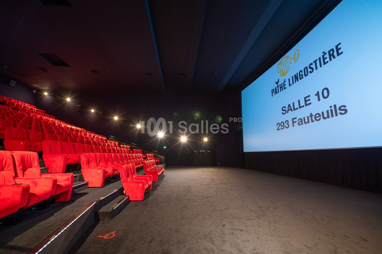 Salle de cinéma moderne avec sièges rouges et écran affichant ’Pathé Lingostière, Salle 10, 293 fauteuils’.