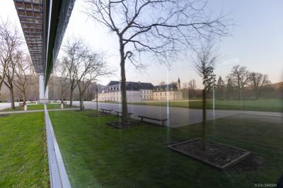 Miniature Location salle Gruchet-le-Valasse (Seine-Maritime) - Abbaye du Valasse #2 Un grand groupe de personnes posant devant un bâtiment historique en pierre avec des fenêtres et des balcons.