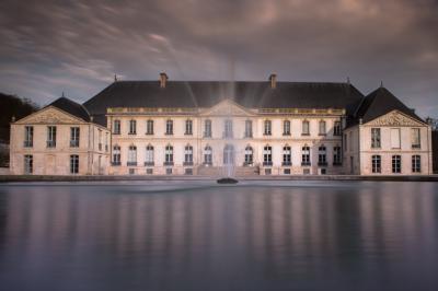 Miniature Location salle Gruchet-le-Valasse (Seine-Maritime) - Abbaye du Valasse #7 Un grand groupe de personnes posant devant un bâtiment historique en pierre avec des fenêtres et des balcons.