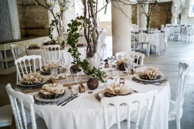 Miniature Location salle Gruchet-le-Valasse (Seine-Maritime) - Abbaye du Valasse #9 Un grand groupe de personnes posant devant un bâtiment historique en pierre avec des fenêtres et des balcons.