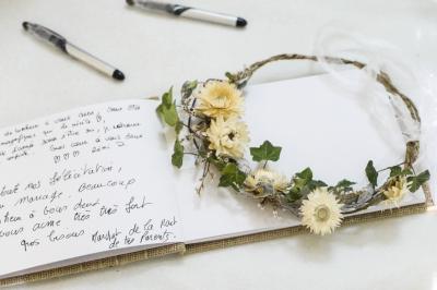 Miniature Location salle Gruchet-le-Valasse (Seine-Maritime) - Abbaye du Valasse #19 Un grand groupe de personnes posant devant un bâtiment historique en pierre avec des fenêtres et des balcons.