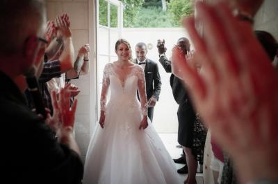 Miniature Location salle Gruchet-le-Valasse (Seine-Maritime) - Abbaye du Valasse #20 Un grand groupe de personnes posant devant un bâtiment historique en pierre avec des fenêtres et des balcons.