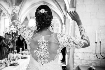 Miniature Location salle Gruchet-le-Valasse (Seine-Maritime) - Abbaye du Valasse #21 Un grand groupe de personnes posant devant un bâtiment historique en pierre avec des fenêtres et des balcons.