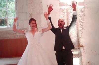Miniature Location salle Gruchet-le-Valasse (Seine-Maritime) - Abbaye du Valasse #22 Un grand groupe de personnes posant devant un bâtiment historique en pierre avec des fenêtres et des balcons.