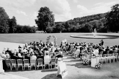 Miniature Location salle Gruchet-le-Valasse (Seine-Maritime) - Abbaye du Valasse #23 Un grand groupe de personnes posant devant un bâtiment historique en pierre avec des fenêtres et des balcons.