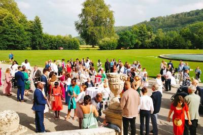 Miniature Location salle Gruchet-le-Valasse (Seine-Maritime) - Abbaye du Valasse #24 Un grand groupe de personnes posant devant un bâtiment historique en pierre avec des fenêtres et des balcons.