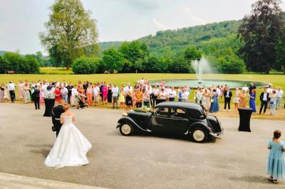 Miniature Location salle Gruchet-le-Valasse (Seine-Maritime) - Abbaye du Valasse #26 Un grand groupe de personnes posant devant un bâtiment historique en pierre avec des fenêtres et des balcons.