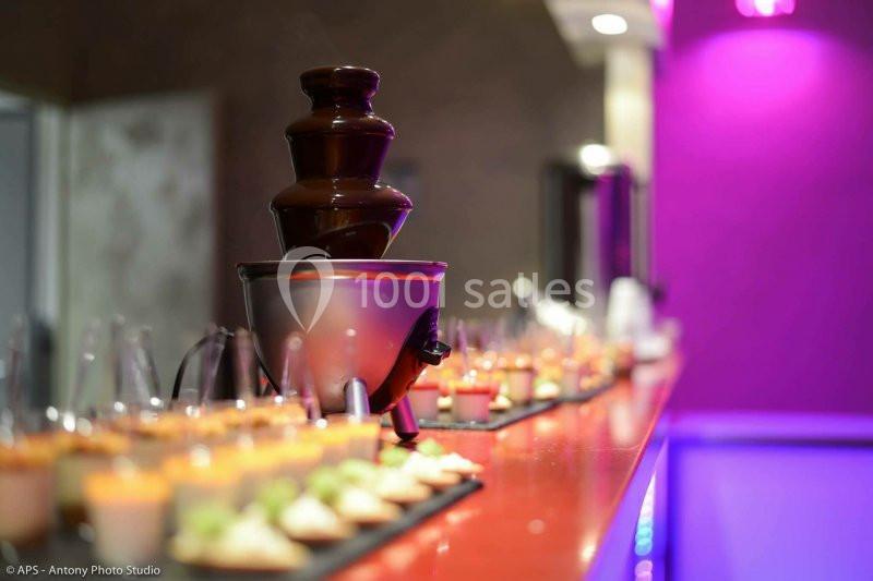 Location salle Beauchamp (Val-d'Oise) - Les Salons Beauchamp #47 Fontaine à chocolat entourée de verrines colorées alignées sur une table dans un décor lumineux et moderne.