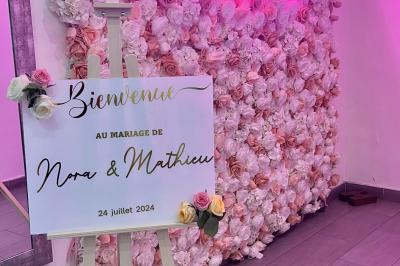 Miniature Location salle Beauchamp (Val-d'Oise) - Les Salons Beauchamp #18 Salle de réception élégante avec tables décorées de fleurs blanches, chaises transparentes et éclairage tamisé.