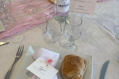 Miniature Location salle Beauchamp (Val-d'Oise) - Les Salons Beauchamp #22 Salle de réception élégante avec tables décorées de fleurs blanches, chaises transparentes et éclairage tamisé.