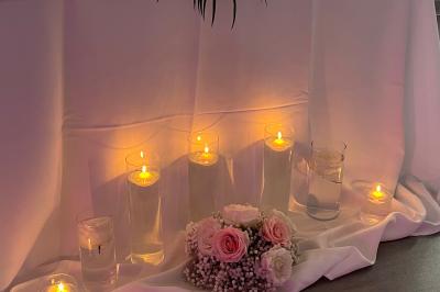 Miniature Location salle Beauchamp (Val-d'Oise) - Les Salons Beauchamp #20 Salle de réception élégante avec tables décorées de fleurs blanches, chaises transparentes et éclairage tamisé.