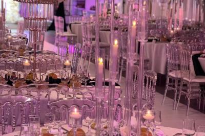 Miniature Location salle Beauchamp (Val-d'Oise) - Les Salons Beauchamp #42 Salle de réception élégante avec tables décorées de fleurs blanches, chaises transparentes et éclairage tamisé.