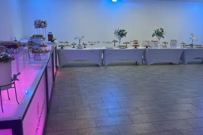 Miniature Location salle Beauchamp (Val-d'Oise) - Les Salons Beauchamp #33 Salle de réception élégante avec tables décorées de fleurs blanches, chaises transparentes et éclairage tamisé.