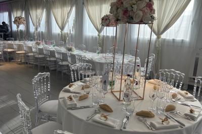 Miniature Location salle Beauchamp (Val-d'Oise) - Les Salons Beauchamp #27 Salle de réception élégante avec tables décorées de fleurs blanches, chaises transparentes et éclairage tamisé.