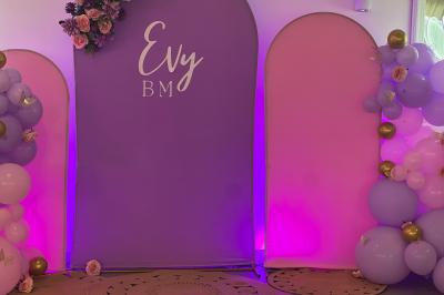 Miniature Location salle Beauchamp (Val-d'Oise) - Les Salons Beauchamp #26 Salle de réception élégante avec tables décorées de fleurs blanches, chaises transparentes et éclairage tamisé.