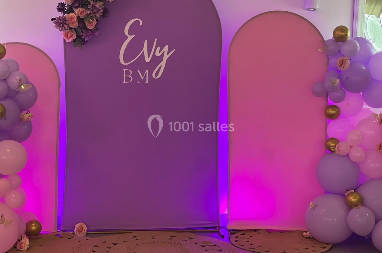 Location salle Beauchamp (Val-d'Oise) - Les Salons Beauchamp #26 Mur décoratif avec panneaux roses et violets, ballons assortis et fleurs, utilisé pour un événement festif.