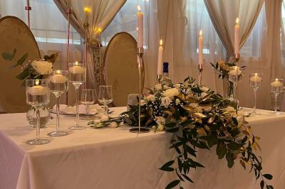 Miniature Location salle Beauchamp (Val-d'Oise) - Les Salons Beauchamp #28 Salle de réception élégante avec tables décorées de fleurs blanches, chaises transparentes et éclairage tamisé.