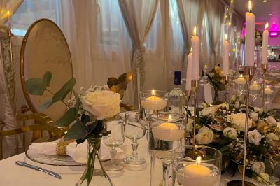 Miniature Location salle Beauchamp (Val-d'Oise) - Les Salons Beauchamp #32 Salle de réception élégante avec tables décorées de fleurs blanches, chaises transparentes et éclairage tamisé.