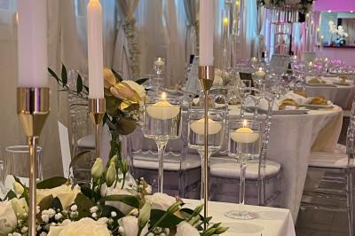 Miniature Location salle Beauchamp (Val-d'Oise) - Les Salons Beauchamp #30 Salle de réception élégante avec tables décorées de fleurs blanches, chaises transparentes et éclairage tamisé.