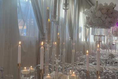 Miniature Location salle Beauchamp (Val-d'Oise) - Les Salons Beauchamp #46 Salle de réception élégante avec tables décorées de fleurs blanches, chaises transparentes et éclairage tamisé.