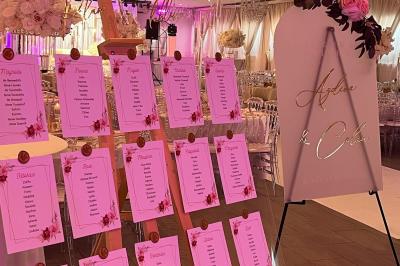 Miniature Location salle Beauchamp (Val-d'Oise) - Les Salons Beauchamp #37 Salle de réception élégante avec tables décorées de fleurs blanches, chaises transparentes et éclairage tamisé.