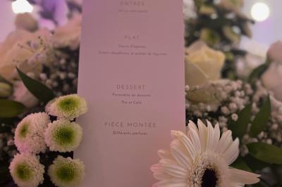 Miniature Location salle Beauchamp (Val-d'Oise) - Les Salons Beauchamp #29 Salle de réception élégante avec tables décorées de fleurs blanches, chaises transparentes et éclairage tamisé.