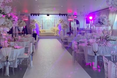 Miniature Location salle Beauchamp (Val-d'Oise) - Les Salons Beauchamp #13 Salle de réception élégante avec tables décorées de fleurs blanches, chaises transparentes et éclairage tamisé.