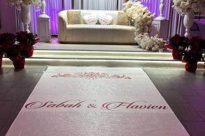 Miniature Location salle Beauchamp (Val-d'Oise) - Les Salons Beauchamp #35 Salle de réception élégante avec tables décorées de fleurs blanches, chaises transparentes et éclairage tamisé.