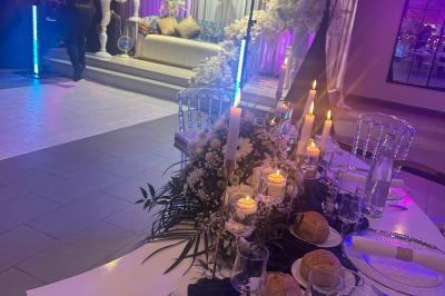 Miniature Location salle Beauchamp (Val-d'Oise) - Les Salons Beauchamp #24 Salle de réception élégante avec tables décorées de fleurs blanches, chaises transparentes et éclairage tamisé.