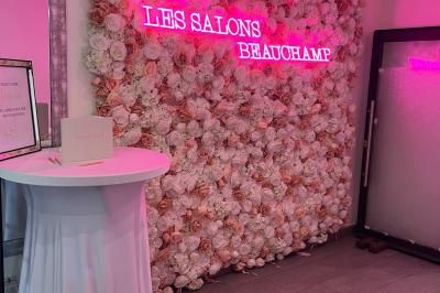 Miniature Location salle Beauchamp (Val-d'Oise) - Les Salons Beauchamp #38 Salle de réception élégante avec tables décorées de fleurs blanches, chaises transparentes et éclairage tamisé.