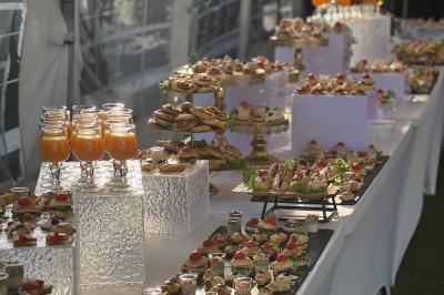Miniature Location salle Beauchamp (Val-d'Oise) - Les Salons Beauchamp #10 Salle de réception élégante avec tables décorées de fleurs blanches, chaises transparentes et éclairage tamisé.