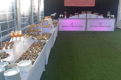 Miniature Location salle Beauchamp (Val-d'Oise) - Les Salons Beauchamp #9 Salle de réception élégante avec tables décorées de fleurs blanches, chaises transparentes et éclairage tamisé.