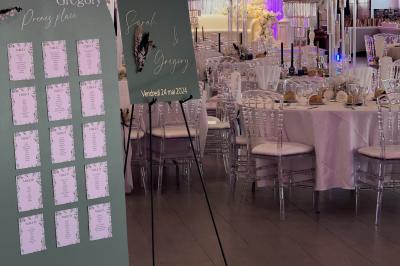 Miniature Location salle Beauchamp (Val-d'Oise) - Les Salons Beauchamp #39 Salle de réception élégante avec tables décorées de fleurs blanches, chaises transparentes et éclairage tamisé.