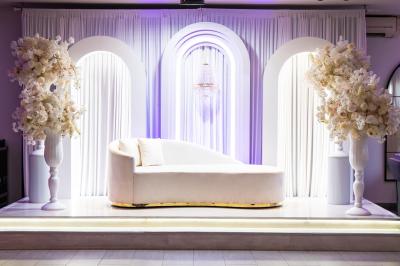 Miniature Location salle Beauchamp (Val-d'Oise) - Les Salons Beauchamp #12 Salle de réception élégante avec tables décorées de fleurs blanches, chaises transparentes et éclairage tamisé.