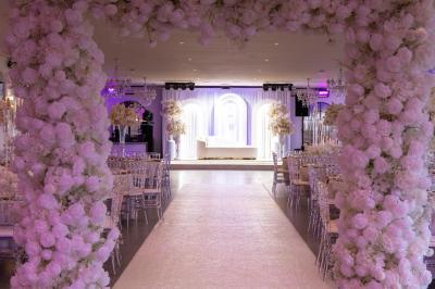Miniature Location salle Beauchamp (Val-d'Oise) - Les Salons Beauchamp #5 Salle de réception élégante avec tables décorées de fleurs blanches, chaises transparentes et éclairage tamisé.