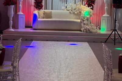 Miniature DECO 2025 Salle de réception élégante avec tables décorées de fleurs blanches, chaises transparentes et éclairage tamisé.