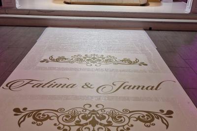 Miniature DECORATION PERSONNALISEE Salle de réception élégante avec tables décorées de fleurs blanches, chaises transparentes et éclairage tamisé.