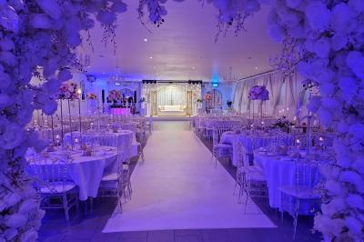 Miniature NOUVELLE DECORATION 2024 Salle de réception élégante avec tables décorées de fleurs blanches, chaises transparentes et éclairage tamisé.