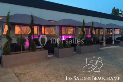 Miniature TERRASSE EXTERIEUR Salle de réception élégante avec tables décorées de fleurs blanches, chaises transparentes et éclairage tamisé.