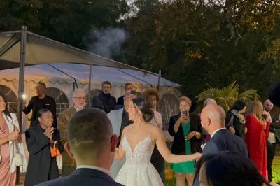 Buffet en plein air avec une variété de plats et boissons, installé sous une tente lors d'un événement convivial.