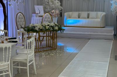 Buffet en plein air avec une variété de plats et boissons, installé sous une tente lors d'un événement convivial.