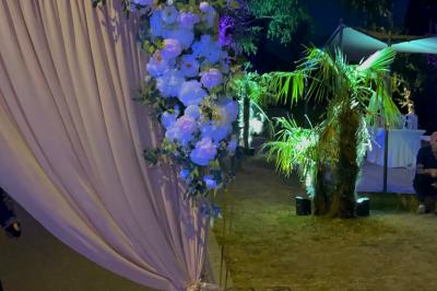 Buffet en plein air avec une variété de plats et boissons, installé sous une tente lors d'un événement convivial.