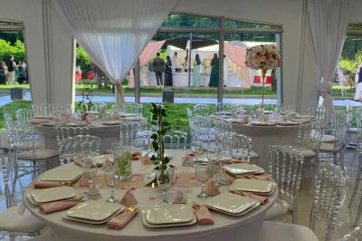 Buffet en plein air avec une variété de plats et boissons, installé sous une tente lors d'un événement convivial.