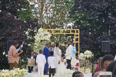 Buffet en plein air avec une variété de plats et boissons, installé sous une tente lors d'un événement convivial.