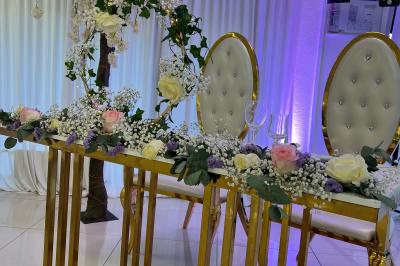 Buffet en plein air avec une variété de plats et boissons, installé sous une tente lors d'un événement convivial.