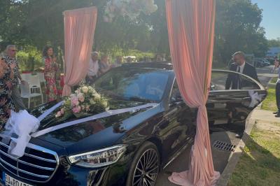 Buffet en plein air avec une variété de plats et boissons, installé sous une tente lors d'un événement convivial.