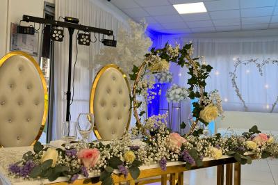 Buffet en plein air avec une variété de plats et boissons, installé sous une tente lors d'un événement convivial.