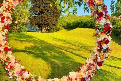 Buffet en plein air avec une variété de plats et boissons, installé sous une tente lors d'un événement convivial.