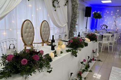 Buffet en plein air avec une variété de plats et boissons, installé sous une tente lors d'un événement convivial.