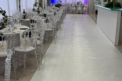 Buffet en plein air avec une variété de plats et boissons, installé sous une tente lors d'un événement convivial.